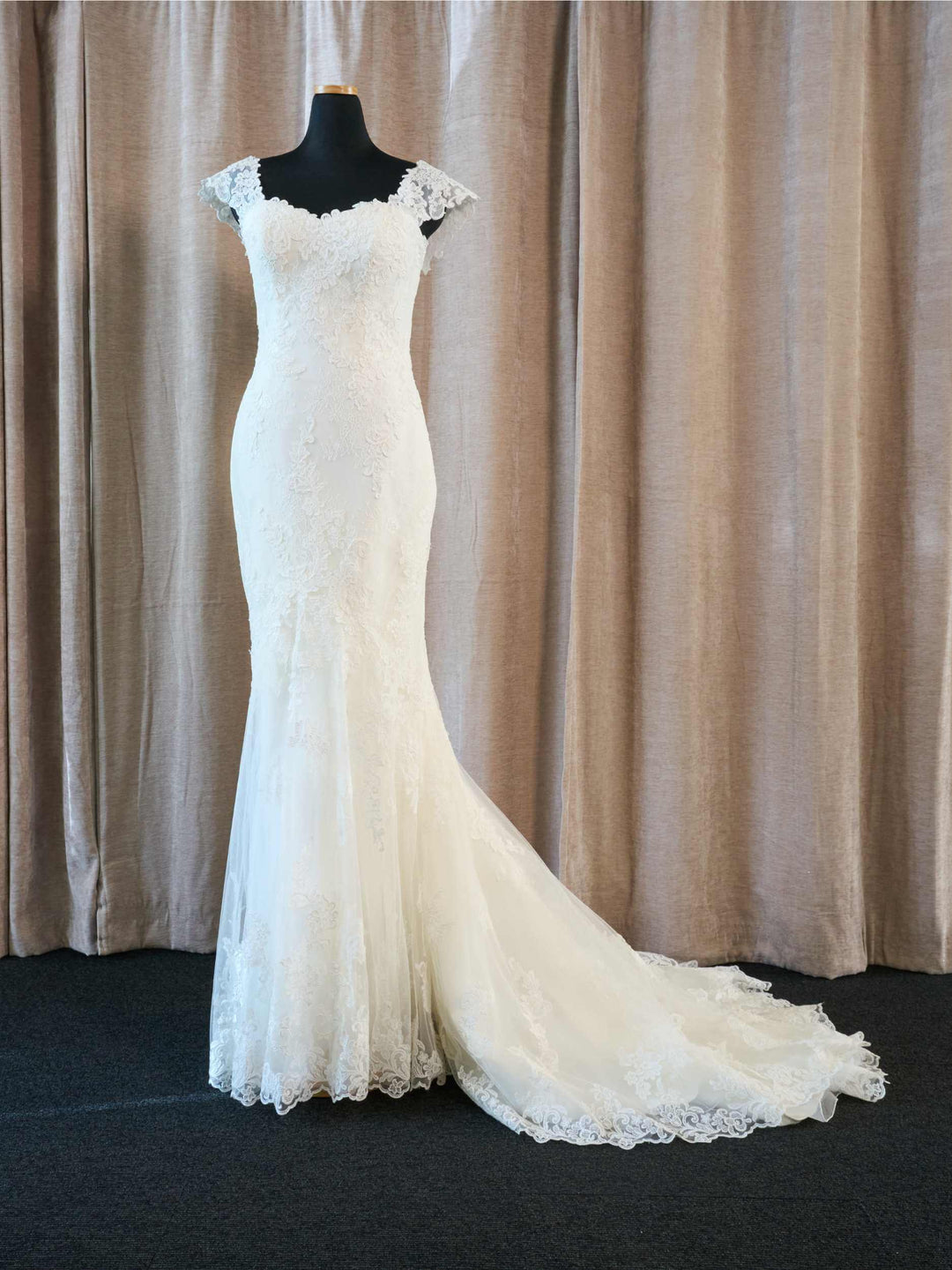 Elegant havfrue-brudekjole med blonder og cap sleeves – feminin silhuet og tidløs charme – brudekjole Sjælland fra One & Only Allerød