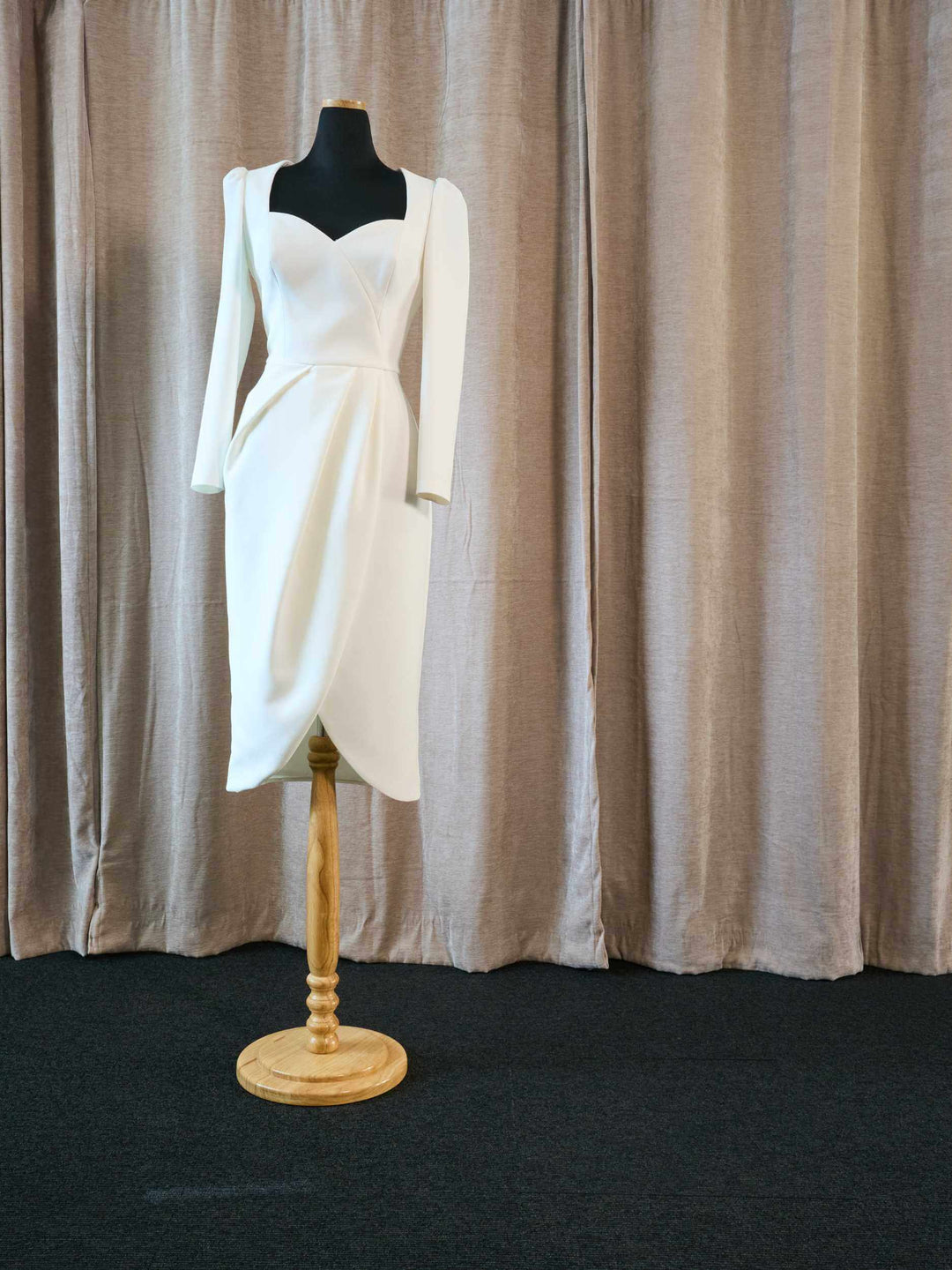 Kort Brudekjole med Draperet Skørt og Lange Ærmer – kort brudekjole fra One & Only Allerød