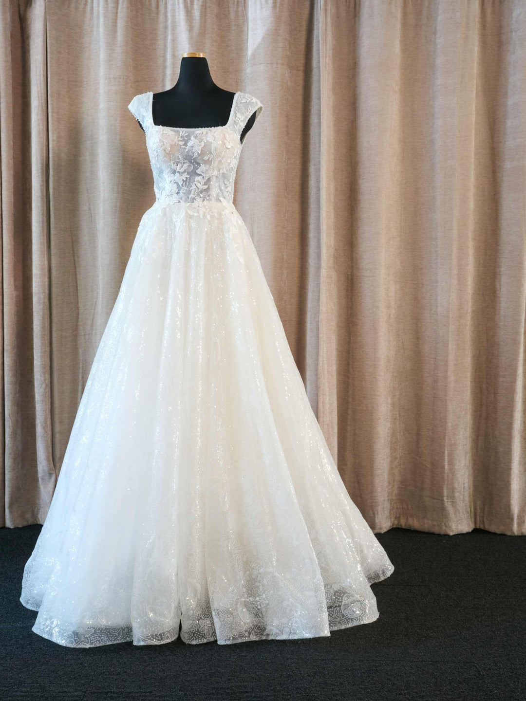 Elegant brudekjole med blonder og A-line skørt – romantisk og tidløs – brudekjoler Sjælland fra One & Only Allerød