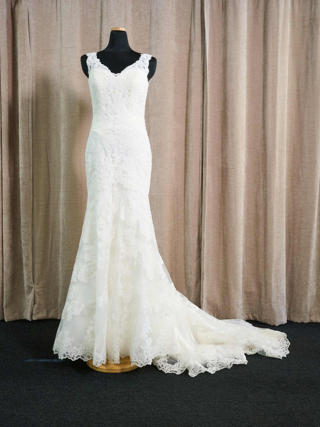 Figursyet brudekjole med blonde og elegant slæb – brudekjole Sjælland fra One & Only Allerød