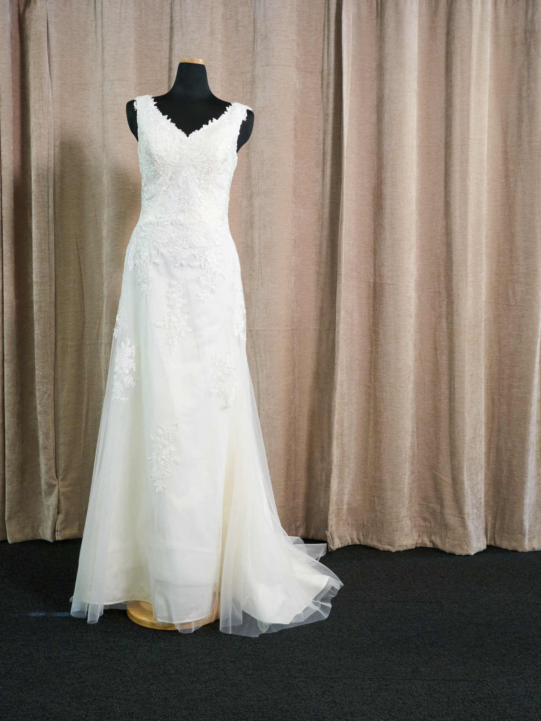 Brudekjole med V-udskæring, blonde detaljer og tylskørt – brudekjole Sjælland fra One & Only Allerød