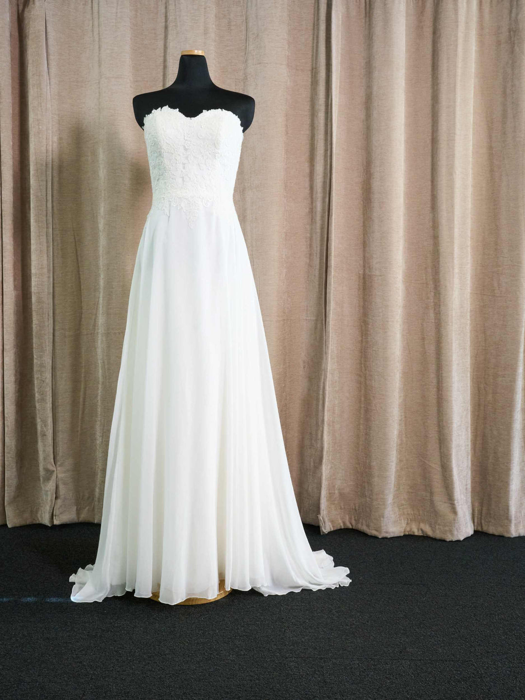 Elegant stropløs brudekjole med blondeoverdel og chiffon skørt – brudekjole Sjælland fra One & Only Allerød