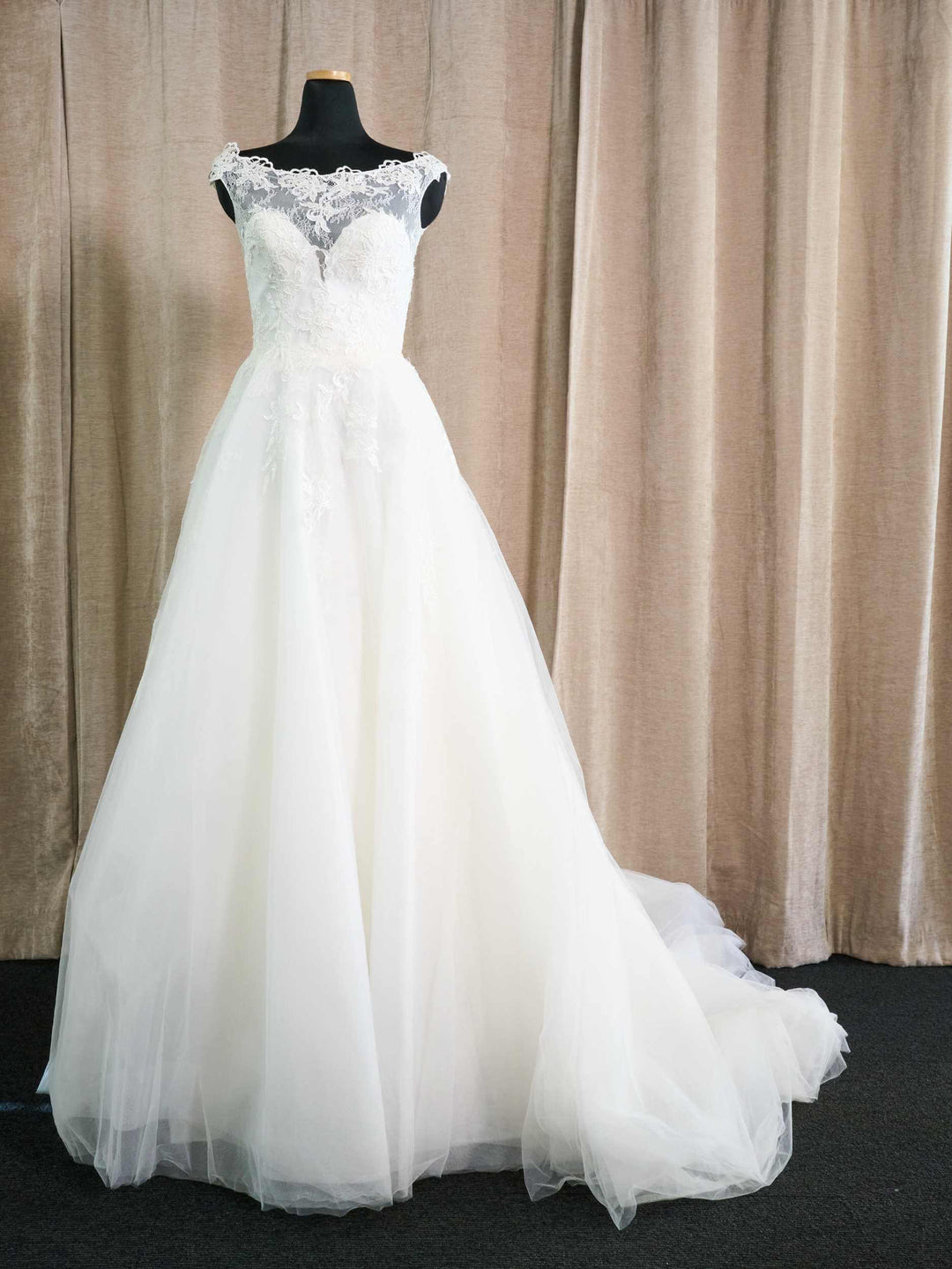 Romantisk brudekjole med blonder og tylskørt – klassisk skønhed og ynde – brudekjole Sjælland fra One & Only Allerød