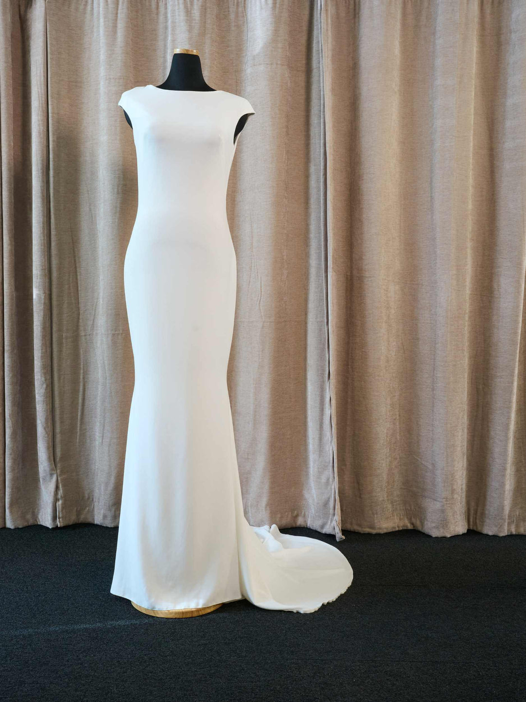 Elegant og minimalistisk brudekjole – tidløs silhuet med moderne finesse – brudekjole Sjælland fra One & Only Allerød