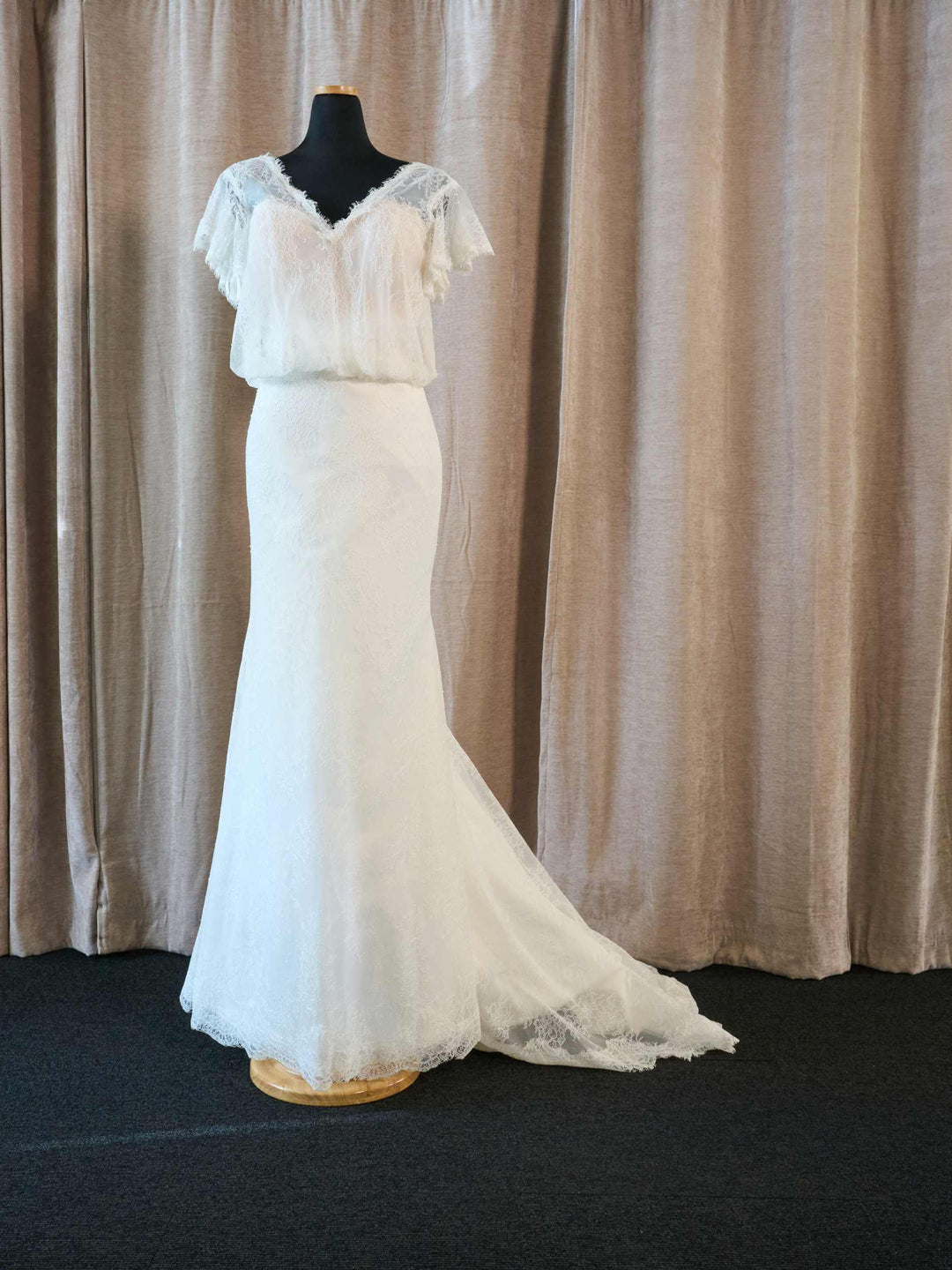 Vintage-inspireret brudekjole med blondetop og slæb – romantisk og let boheme-look – brudekjole Sjælland fra One & Only Allerød