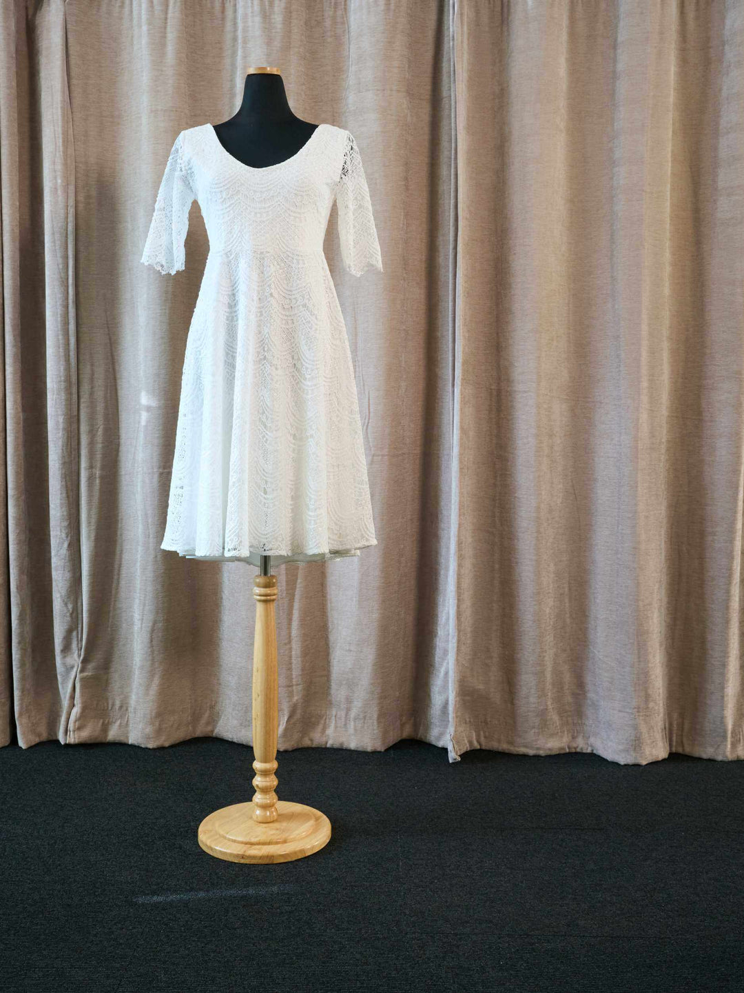 Kort brudekjole i vintage blonde med ærmer – enkel og romantisk kjole til rådhusbryllup eller sommerbryllup – kort brudekjole fra One & Only Allerød