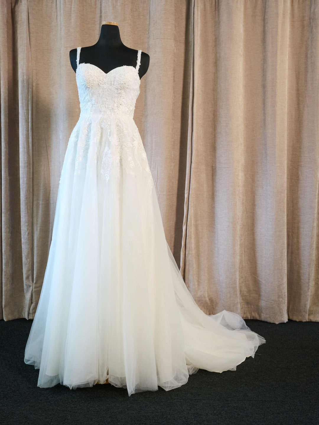 Romantisk brudekjole med stropper og fyldigt tylskørt – hjerteformet blondekorset og A-facon – brudekjole Sjælland fra One & Only Allerød