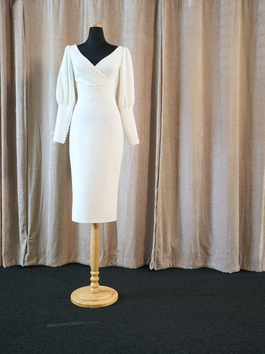 Elegant enkel brudekjole med lange ærmer og v-udskæring | Moderne og stilren – enkle brudekjoler fra One & Only Allerød