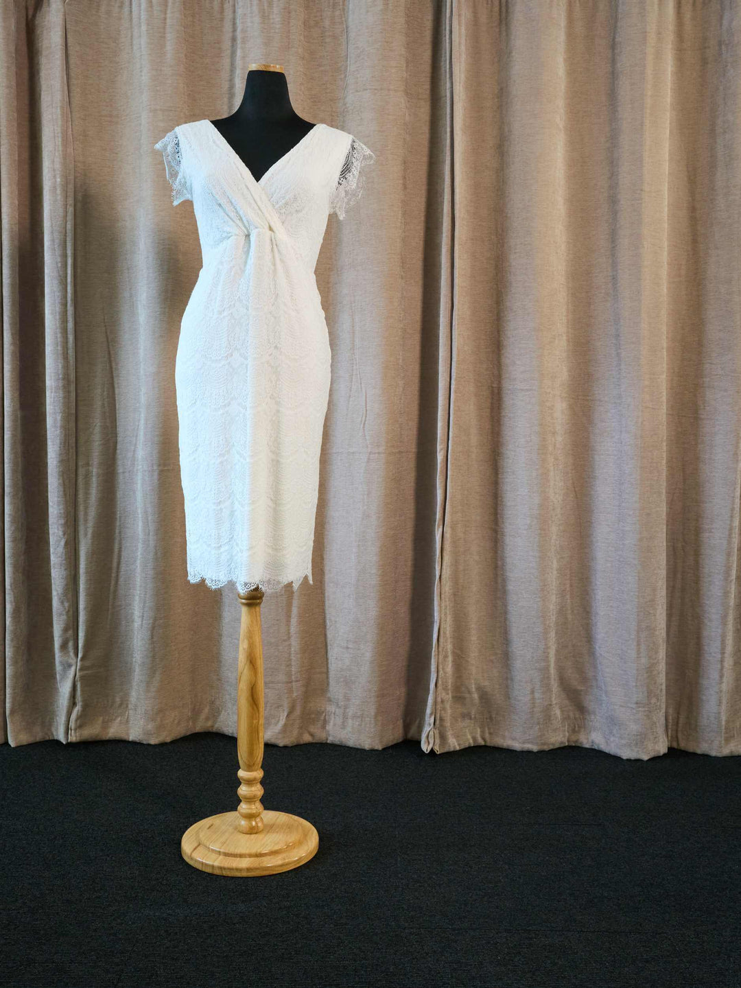 Knælang Brudekjole i Blonde med V-Hals og Korte Ærmer – Perfekt til Rådhusbryllup – kort brudekjole fra One & Only Allerød