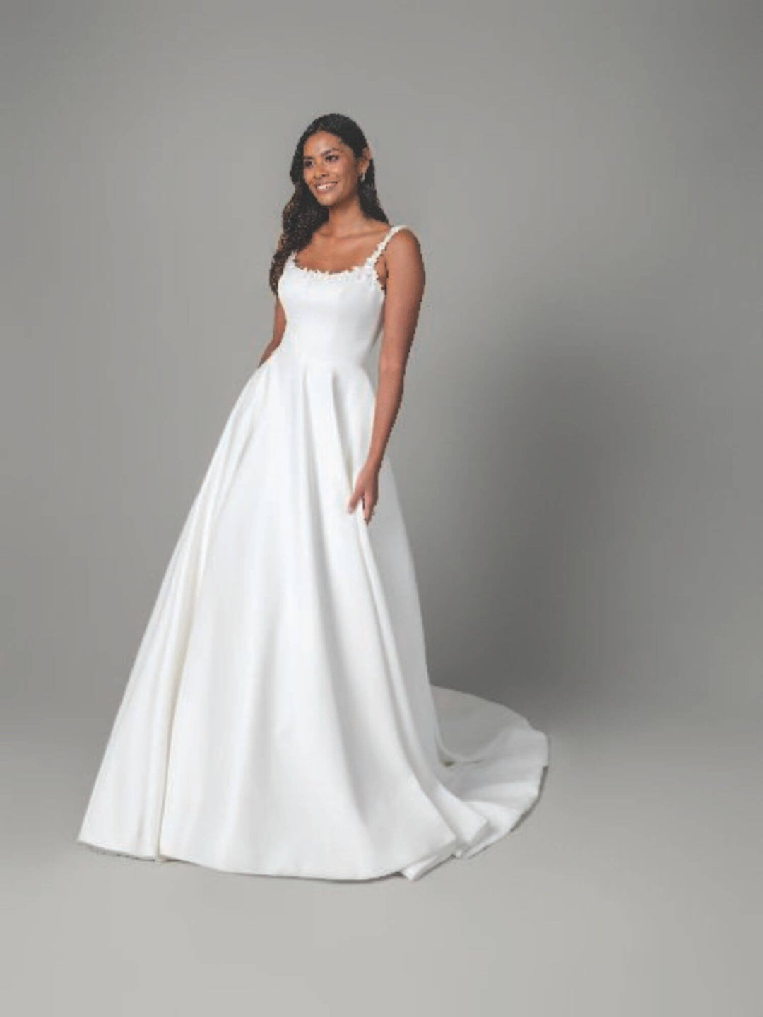 Romantisk Ball Gown brudekjole i satin med 3D blomster og scoop-udskæring