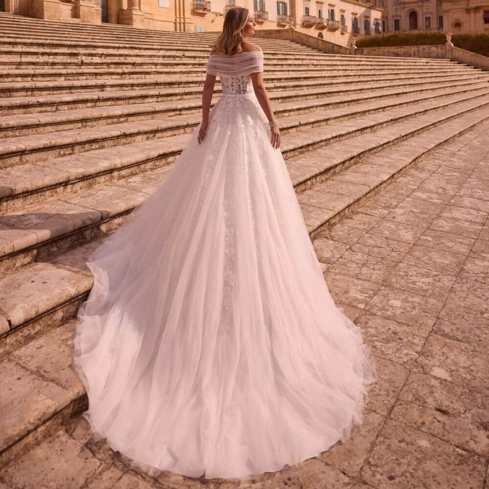 Askepot-inspireret brudekjole – smuk Ball Gown med stort skørt, elegant talje og romantiske detaljer, fotograferet i lyse skandinaviske omgivelser hos One & Only.