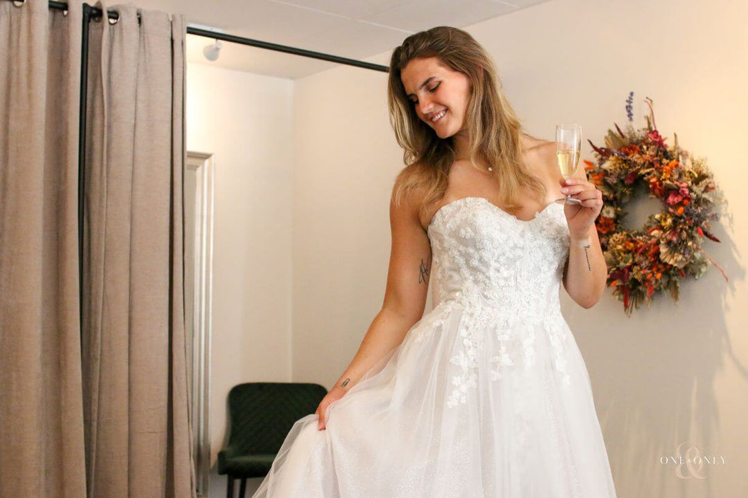 Smuk brud i klassisk Askepot brudekjole med stort skørt hos One & Only i Allerød.