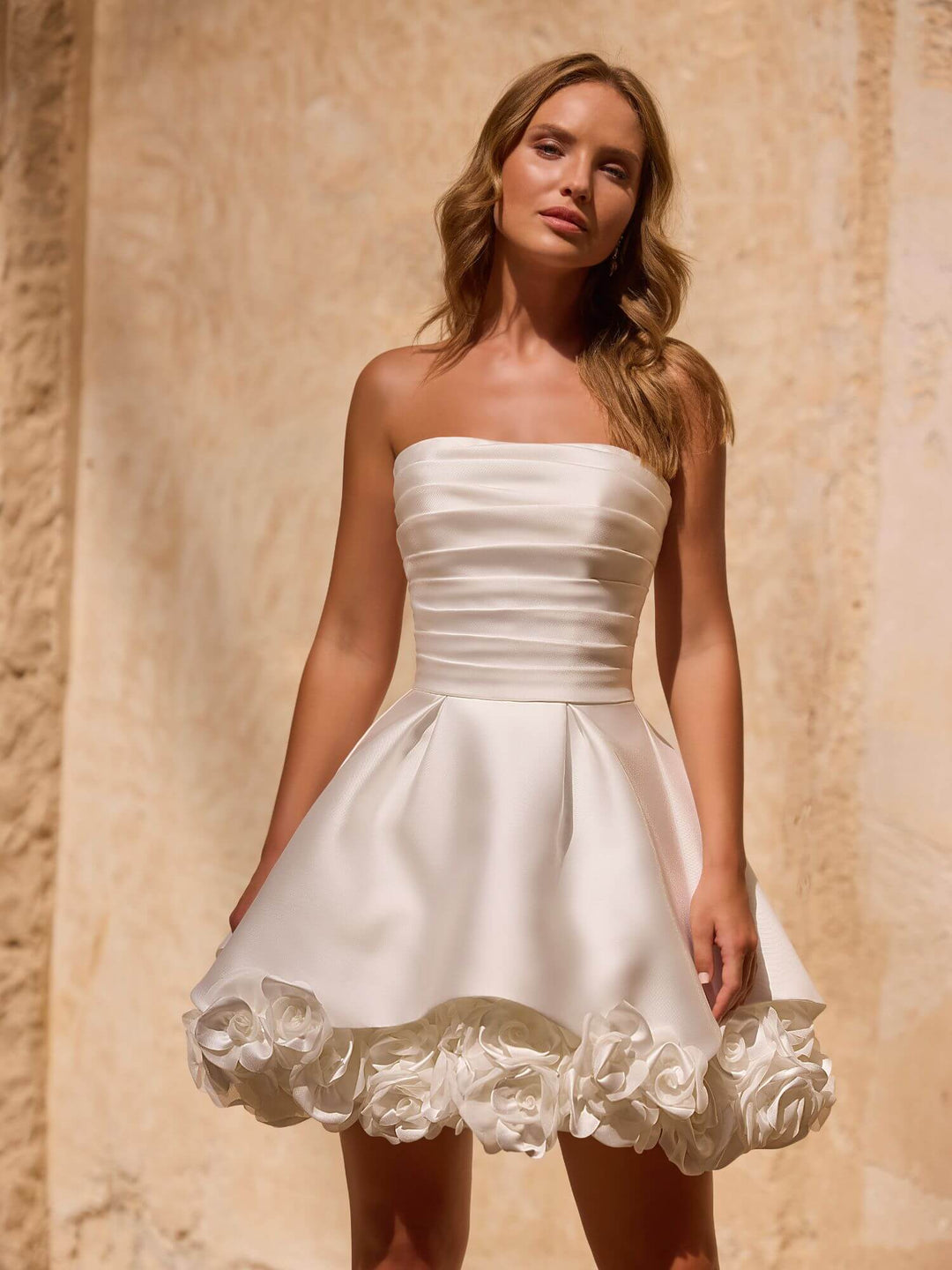 Kort brudekjole – det perfekte valg til sommerbryllupper