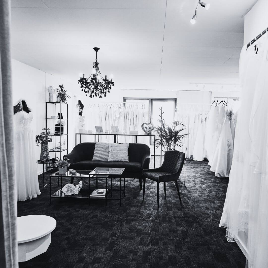 Brudekjoleprøvning i One & Only’s hyggelige brudebutik i Allerød med elegante kjoler og personlig rådgivning.