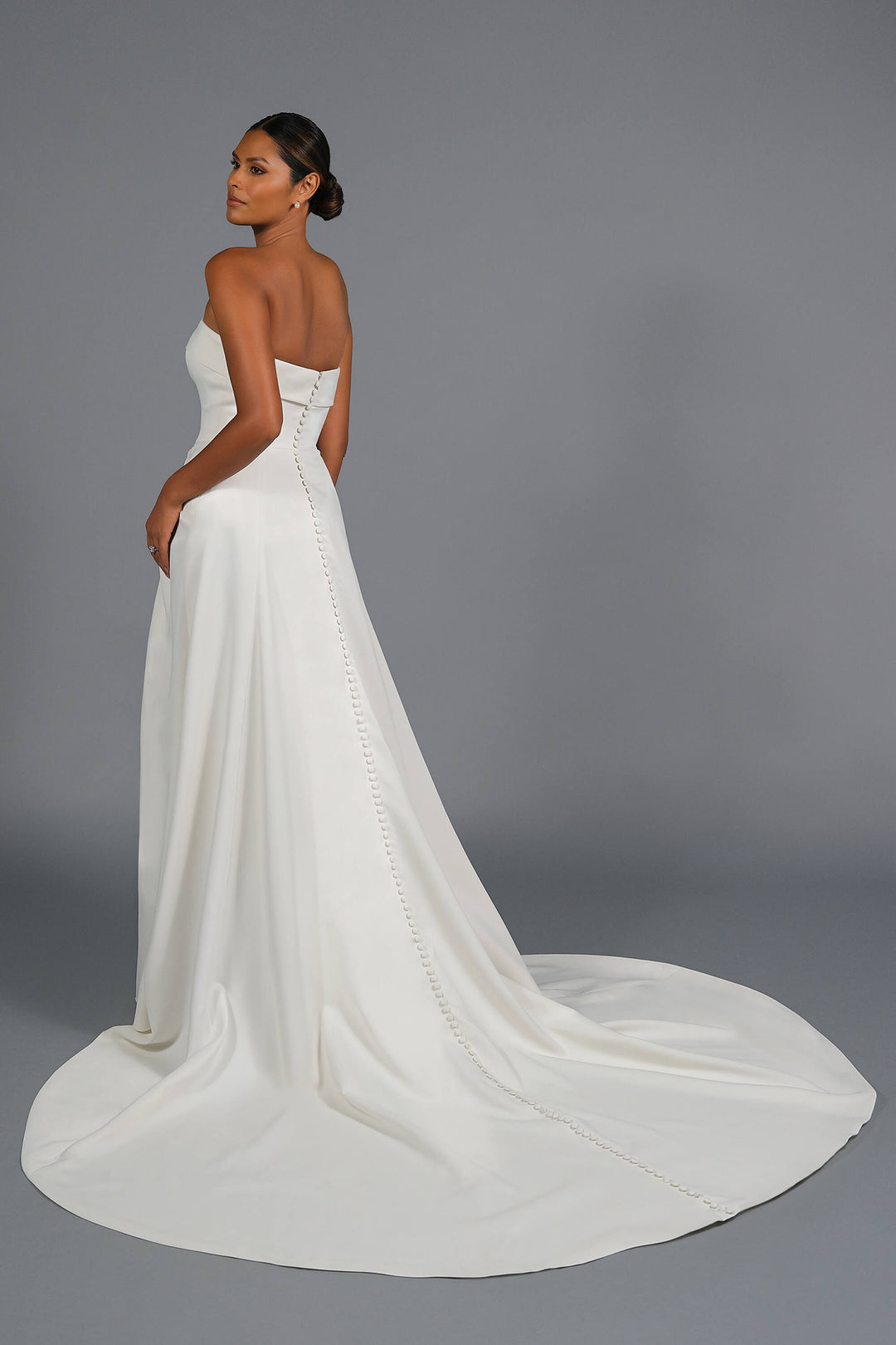 Valencia - Stropløs satin brudekjole med slids og elegant slæb