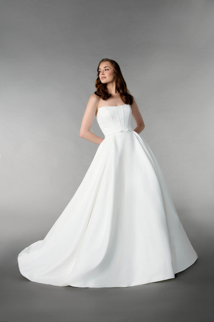 Celestine - Stropløs satin brudekjole med A-line skørt og elegant slæb