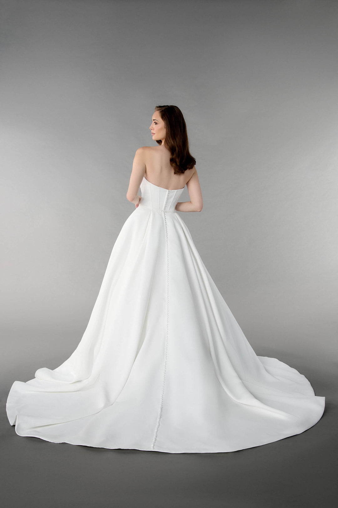 Celestine - Stropløs satin brudekjole med A-line skørt og elegant slæb