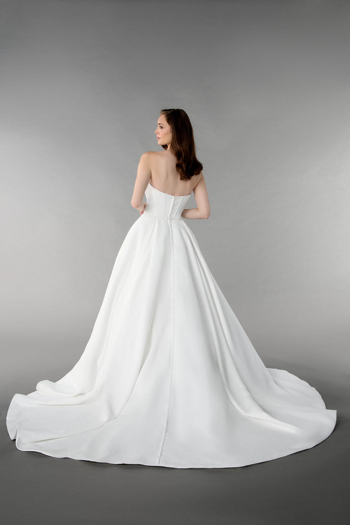 Celestine - Stropløs satin brudekjole med A-line skørt og elegant slæb