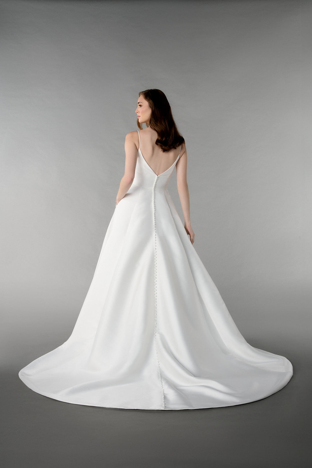 Florence - Satin brudekjole med stropper, V-udskæring og A-line skørt