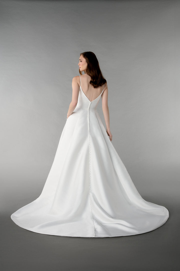 Florence - Satin brudekjole med stropper, V-udskæring og A-line skørt
