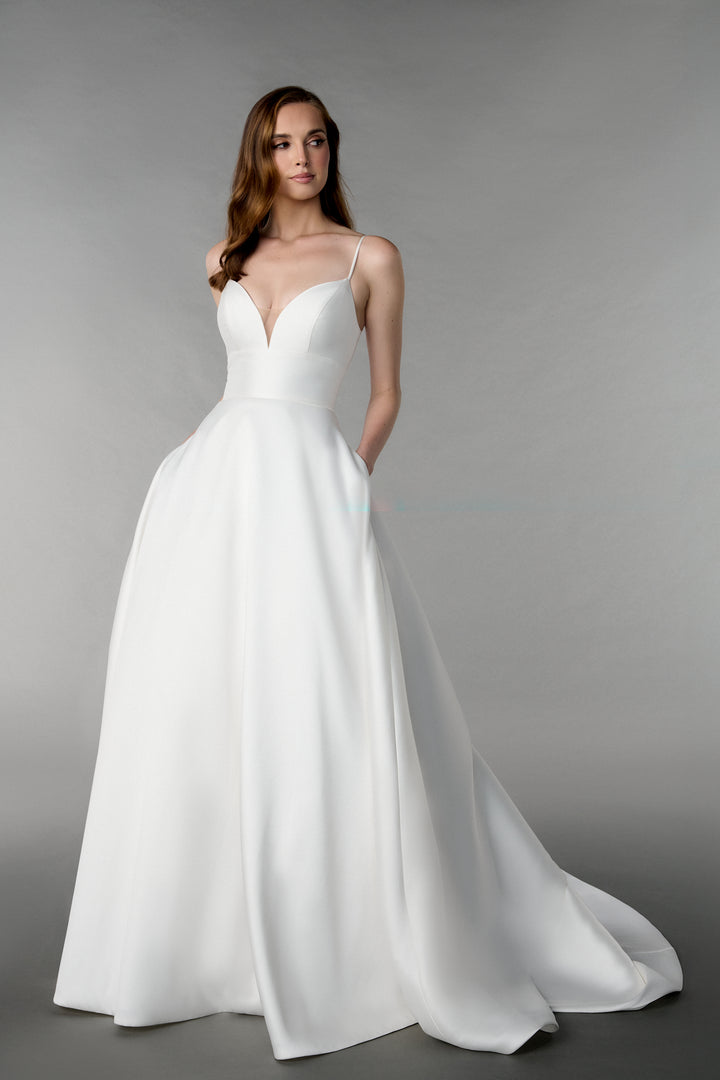 Florence - Satin brudekjole med stropper, V-udskæring og A-line skørt