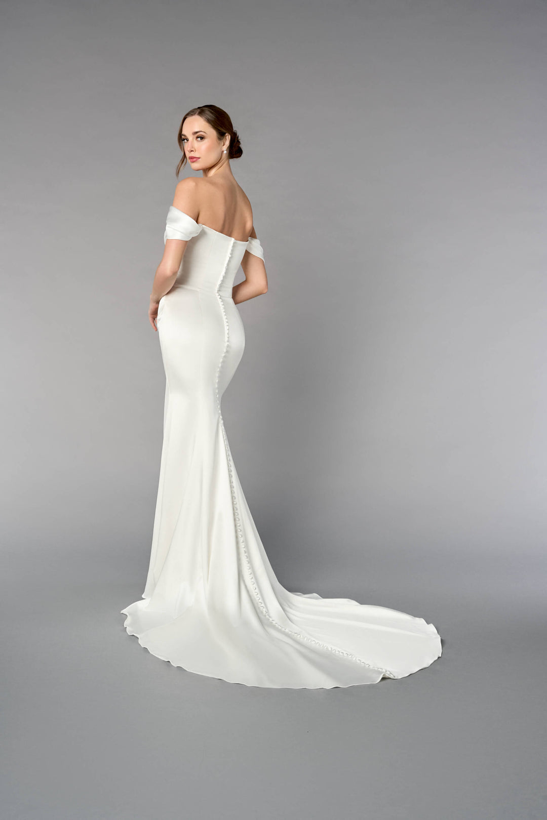 Delphine - satin brudekjole med off-shoulder og figursyet silhuet