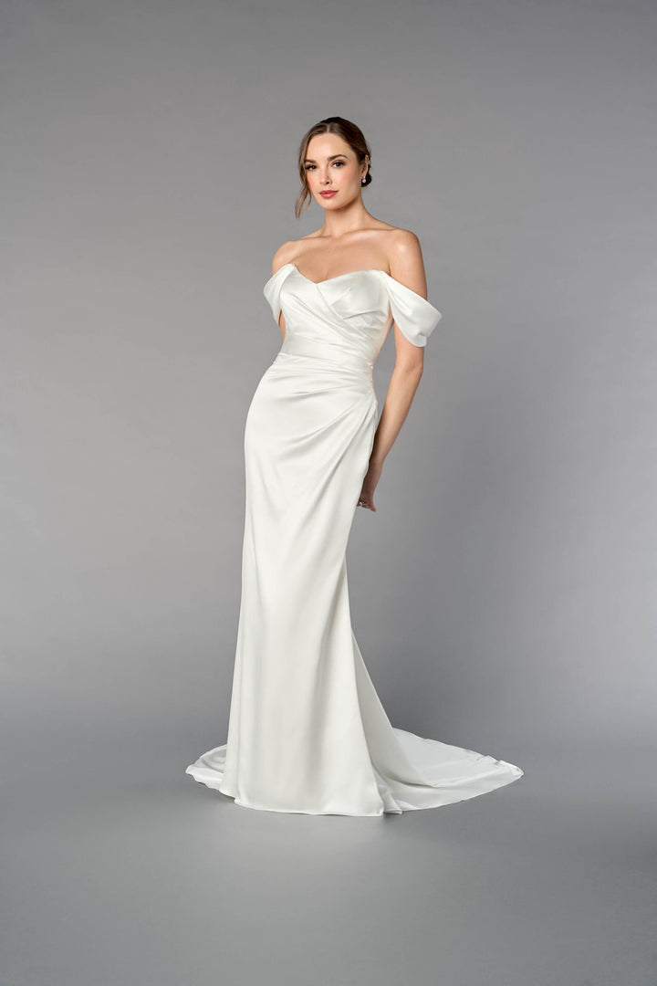 Delphine - satin brudekjole med off-shoulder og figursyet silhuet