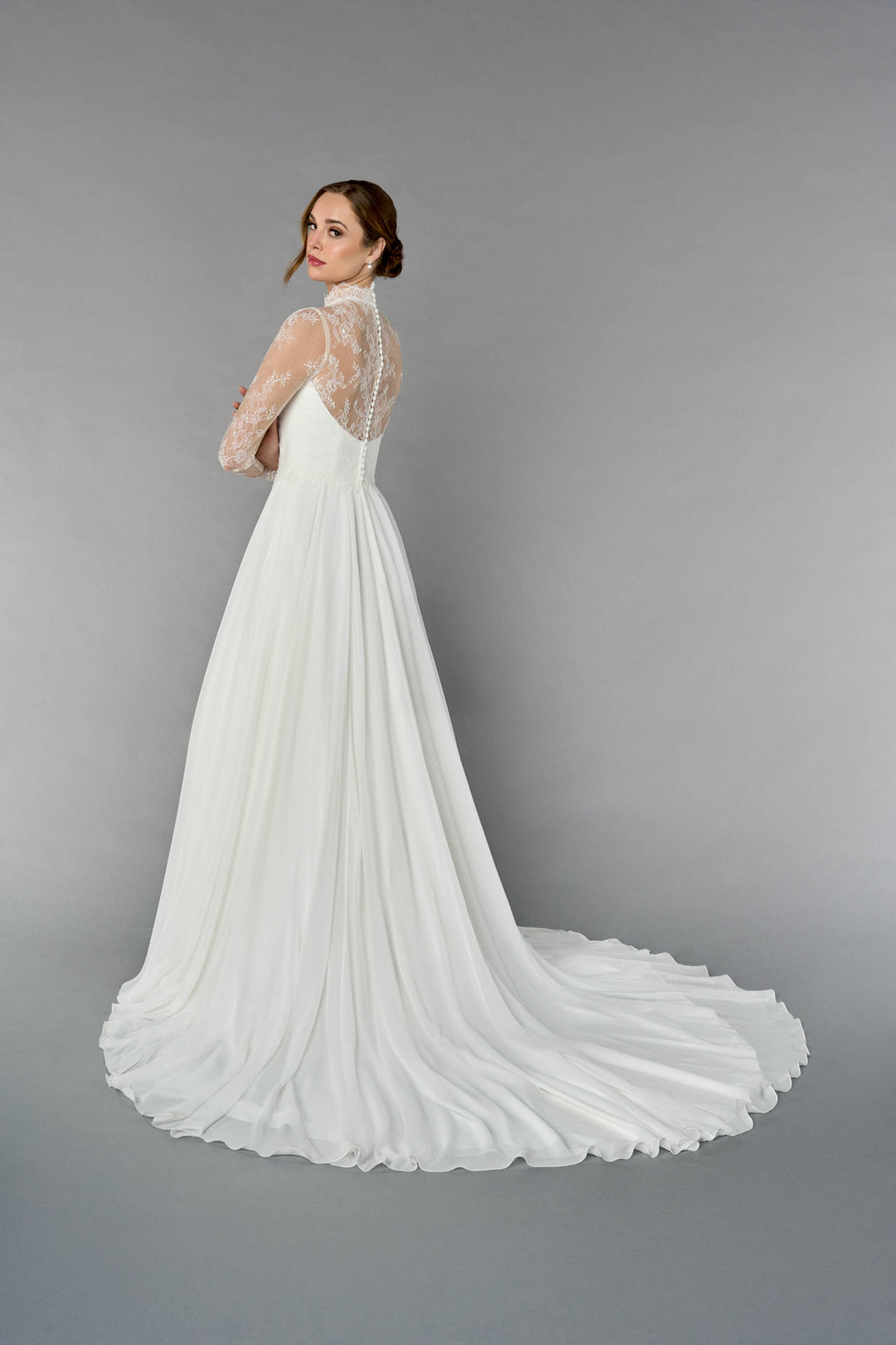 Isolde - brudekjole med blonder, høj hals og chiffon skørt