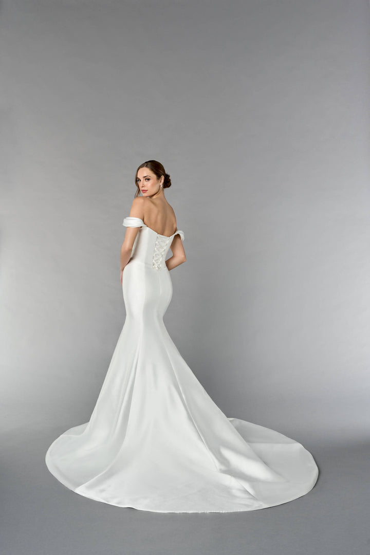 Leonora - Fit & Flare brudekjole med off shoulder udskæring