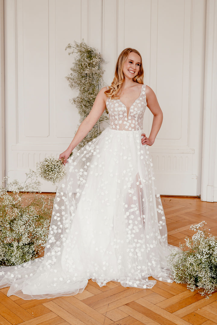 Sanna Lindstrøm – Lexie, romantisk A-line Brudekjole i Blomstret Tyl med Transparent Overdel