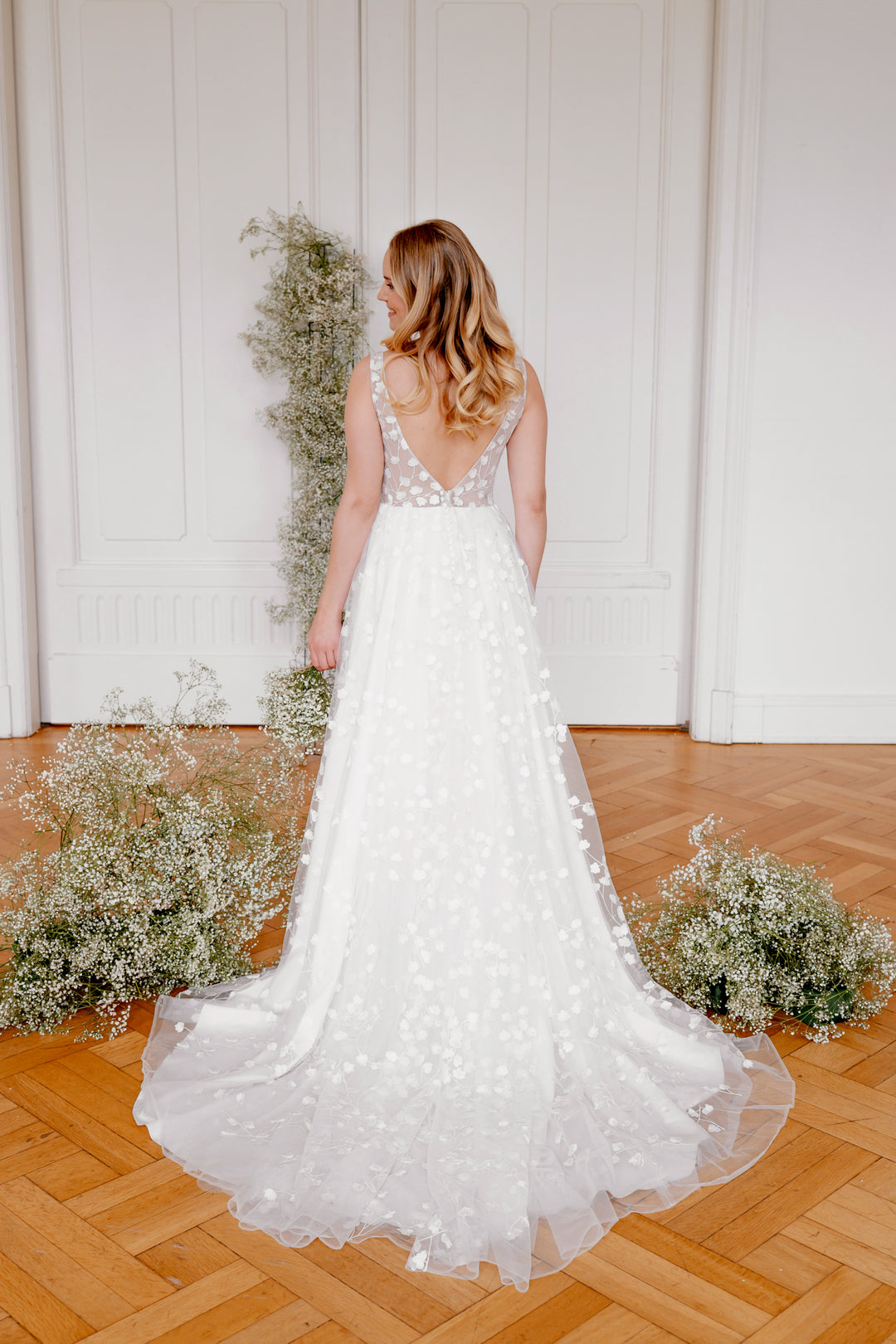 Sanna Lindstrøm – Lexie, romantisk A-line Brudekjole i Blomstret Tyl med Transparent Overdel