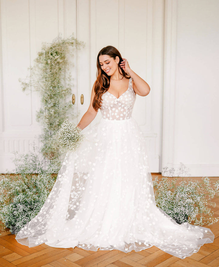 Sanna Lindstrøm – Lia A-line brudekjole i blonde og tyl med aftagelige ærmer