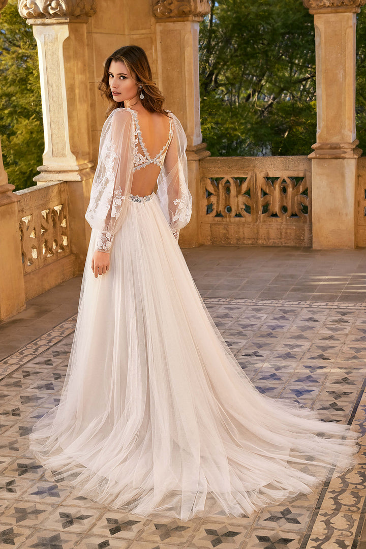 Drømmende A-line brudekjole i English net med V-hals og bishop-ærmer