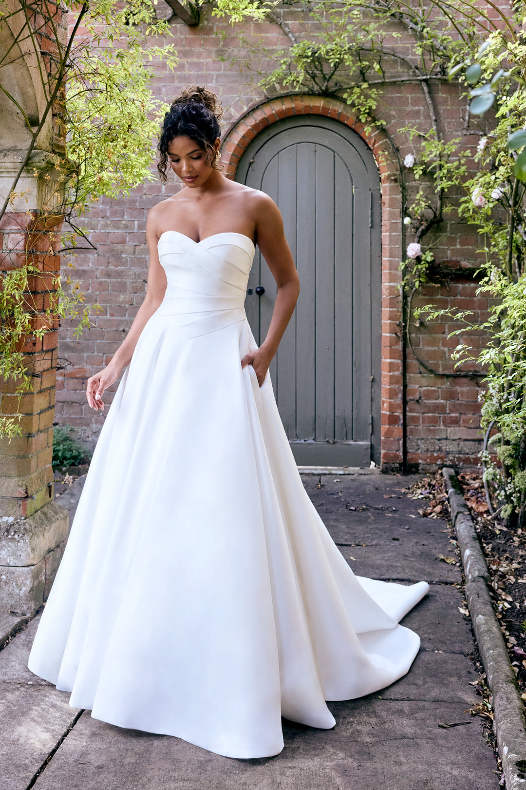 Eloise – Elegant A-line brudekjole i satin med sweetheart-udskæring