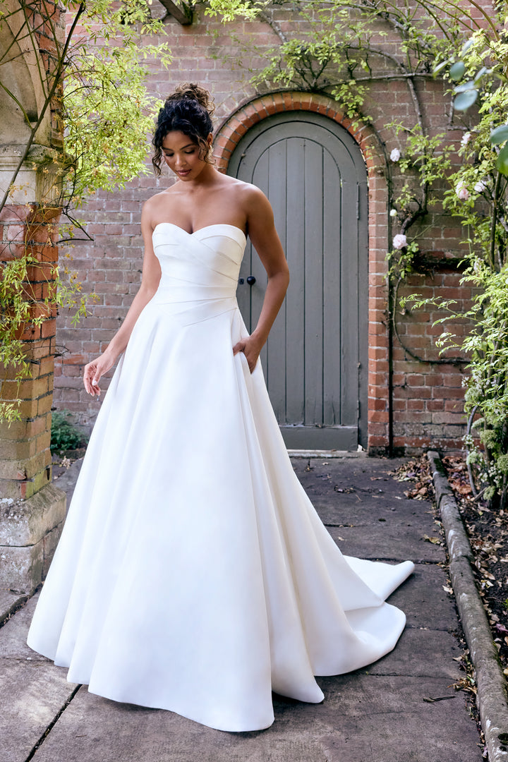 Eloise – Elegant A-line brudekjole i satin med sweetheart-udskæring