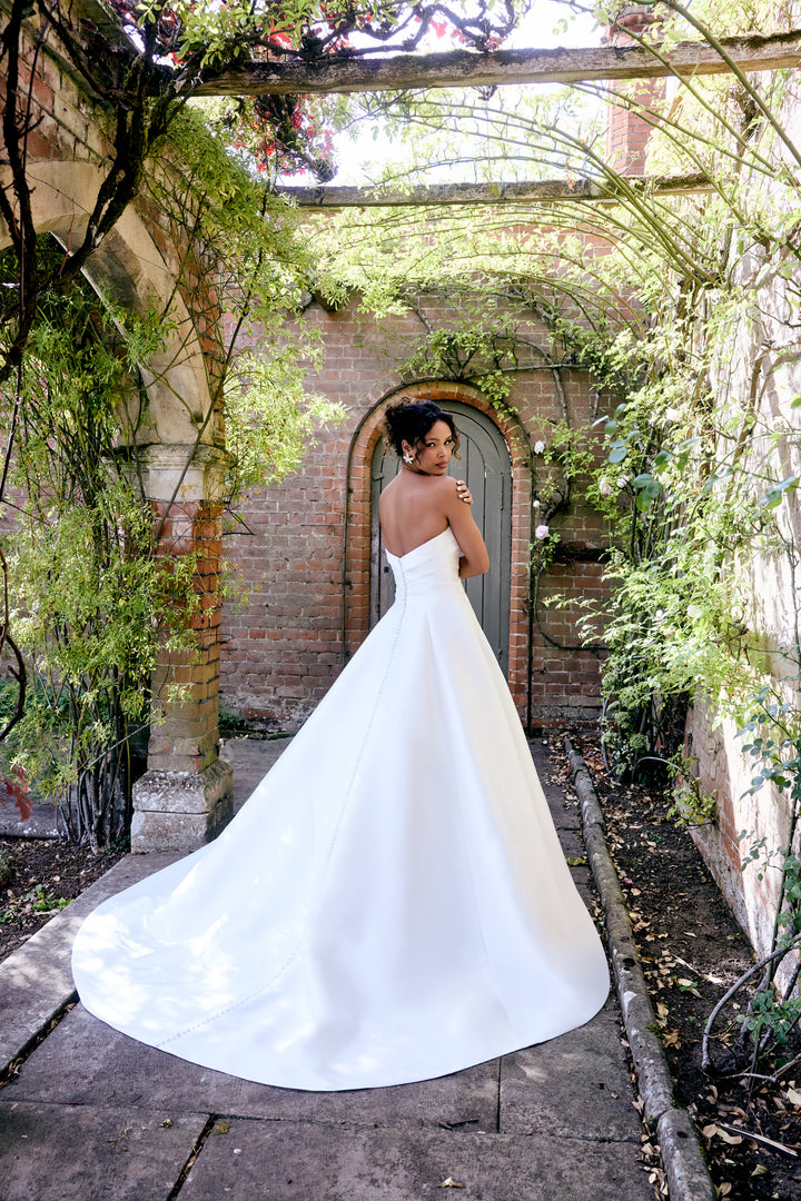 Eloise – Elegant A-line brudekjole i satin med sweetheart-udskæring