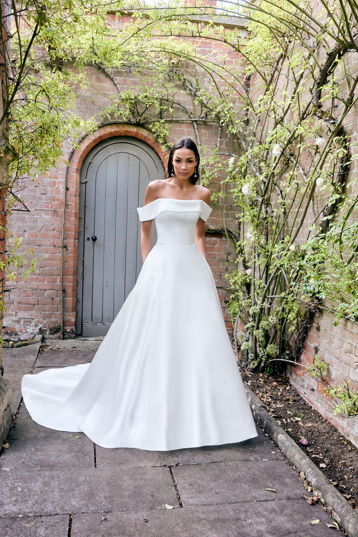 Evelyn – Elegant A-line brudekjole i satin med off-shoulder udskæring