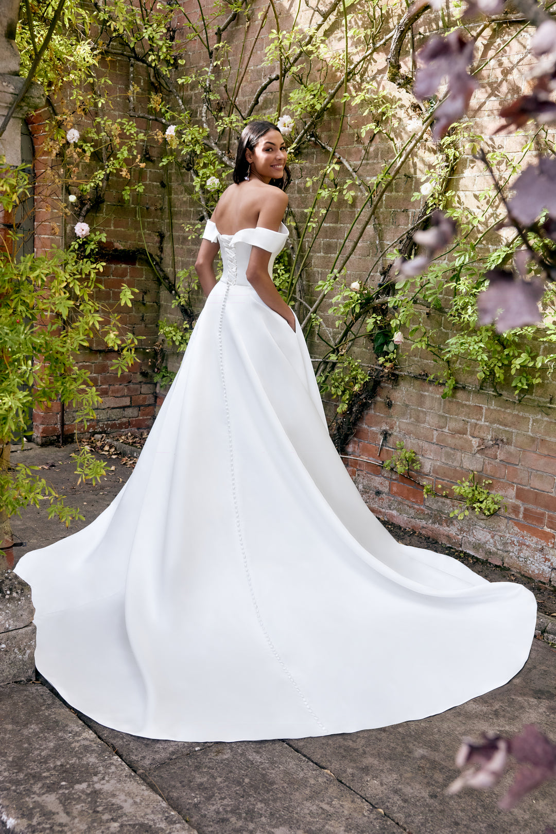 Evelyn – Elegant A-line brudekjole i satin med off-shoulder udskæring