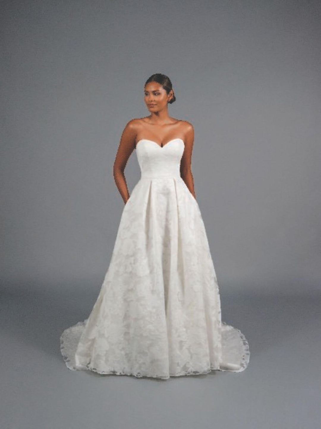 Brudekjole 55162 – ball gown i organza jacquard med sweetheart-udskæring, Chantilly blonder og plisseret skørt med lommer.