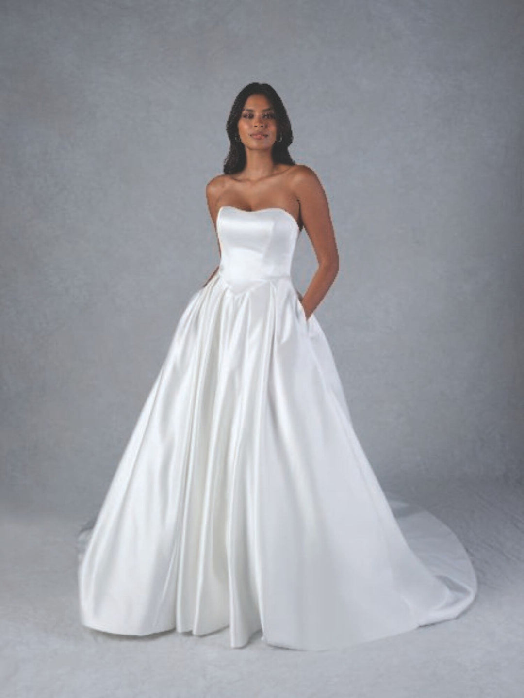 Brudekjole 55182 – satin ball gown med modificeret sweetheart-udskæring, basque-talje, boksplisseret skørt og kapellangt slæb.