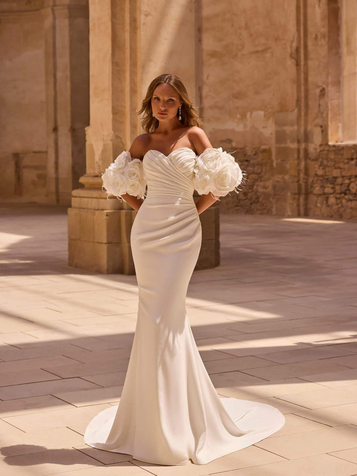 Brudekjole 63002 – fuld længde Fit & Flare-silhuet med elegant fald.