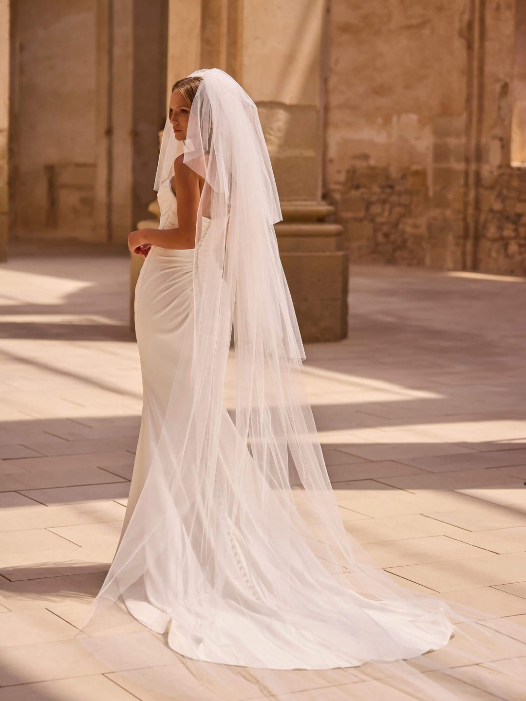 Brudekjole 63002 – set bagfra med slør og elegante knapper langs ryggen.