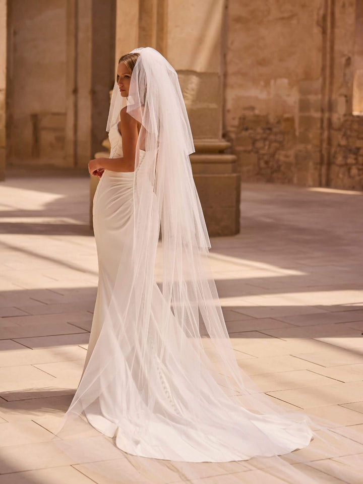 Brudekjole 63002 – set bagfra med slør og elegante knapper langs ryggen.