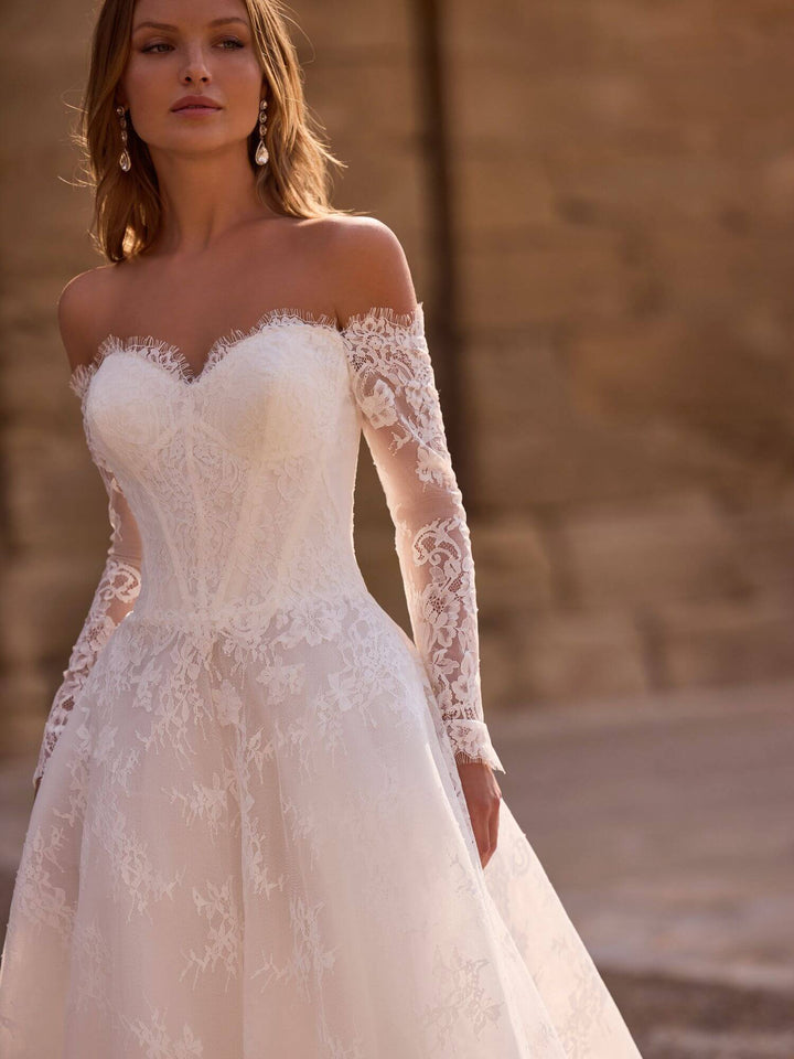 Brudekjole 63010 – nærbillede af corsage med eyelash-blonde og sweetheart-udskæring.