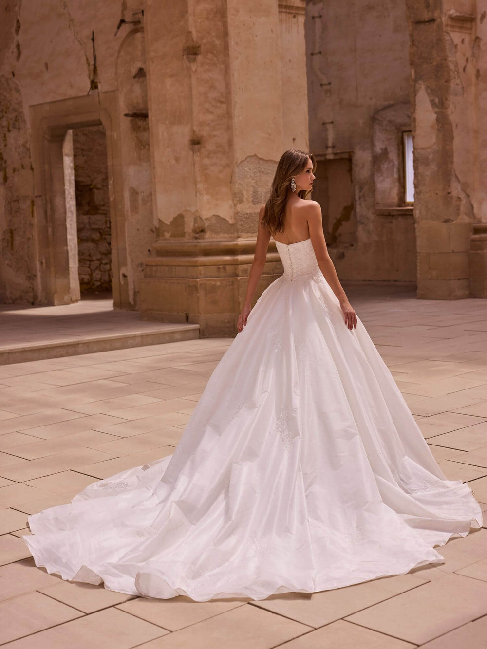 Brudekjole 63019 – voluminøst skørt med organza og katedralslæb.