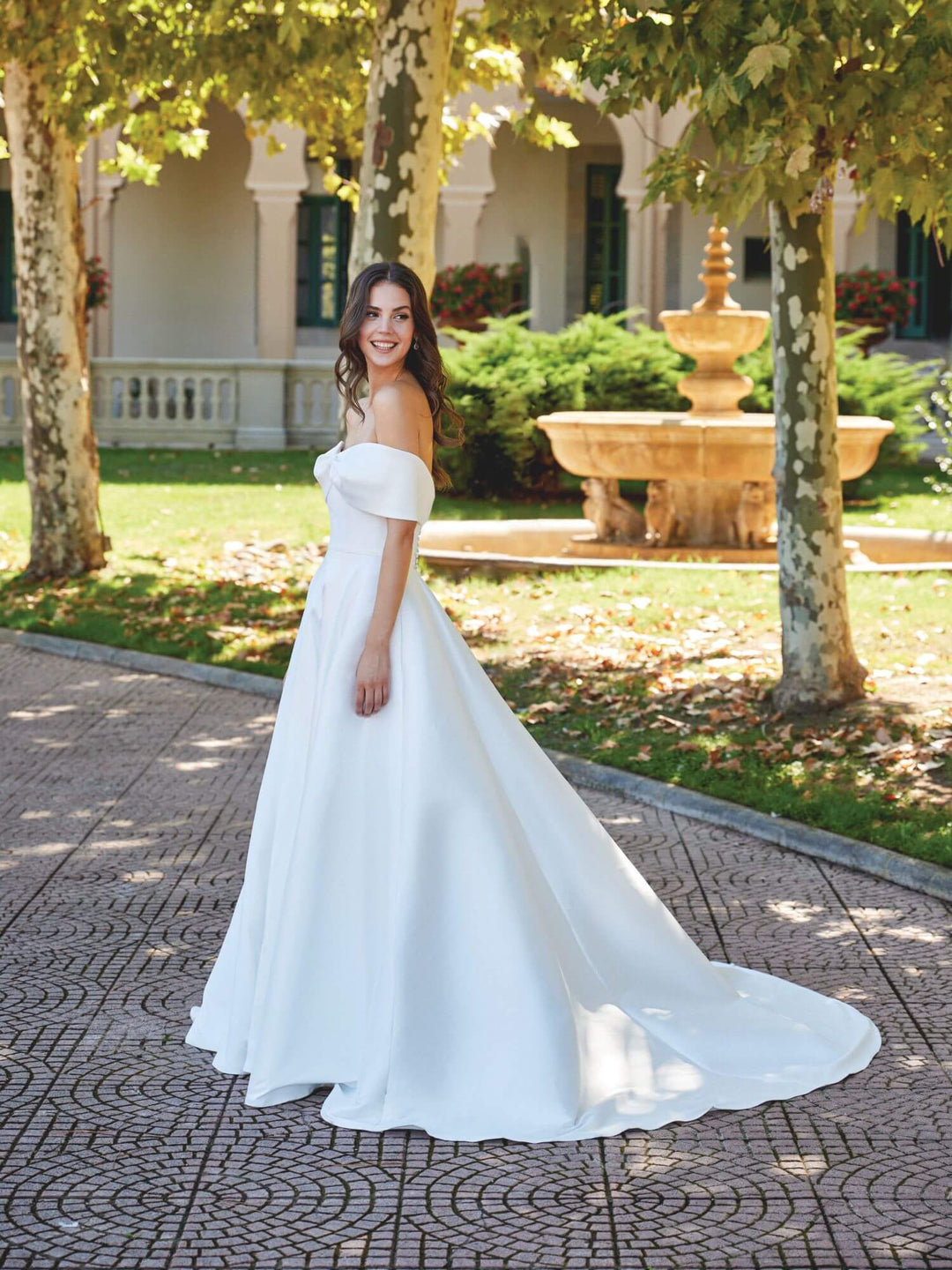 Elegant A-line brudekjole i Stretch Mikado med off-shoulder halsudskæring og romantisk sløjfedetalje.