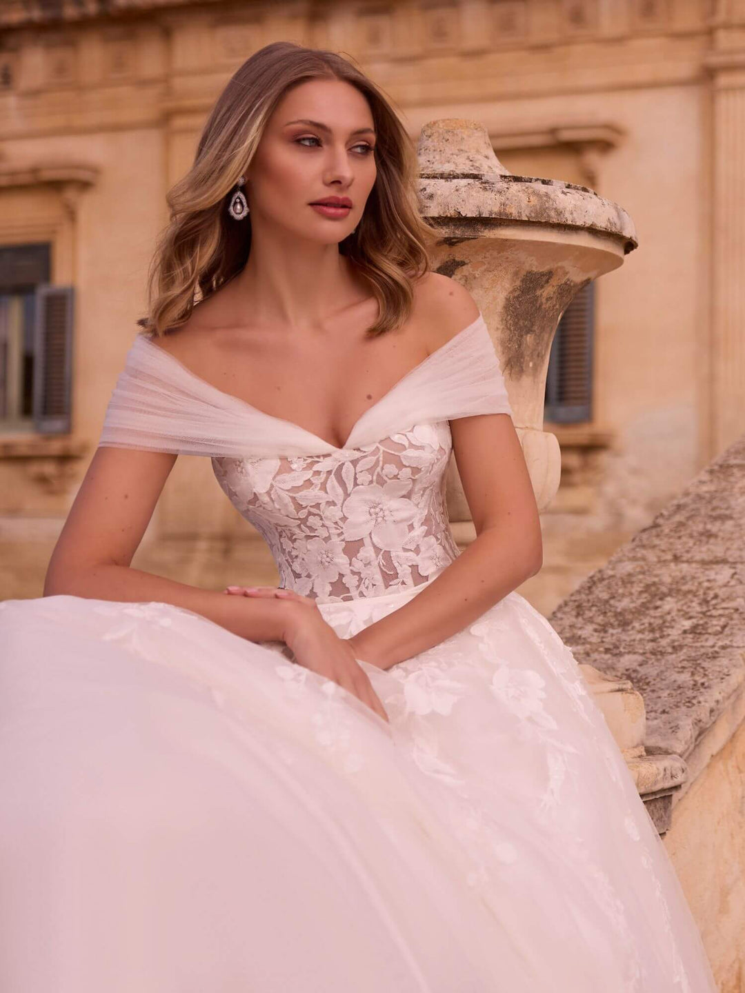 Nærbillede af ball gown-detaljer og eventuelle blonder på Brudekjole 53061 fra Veni Infantino