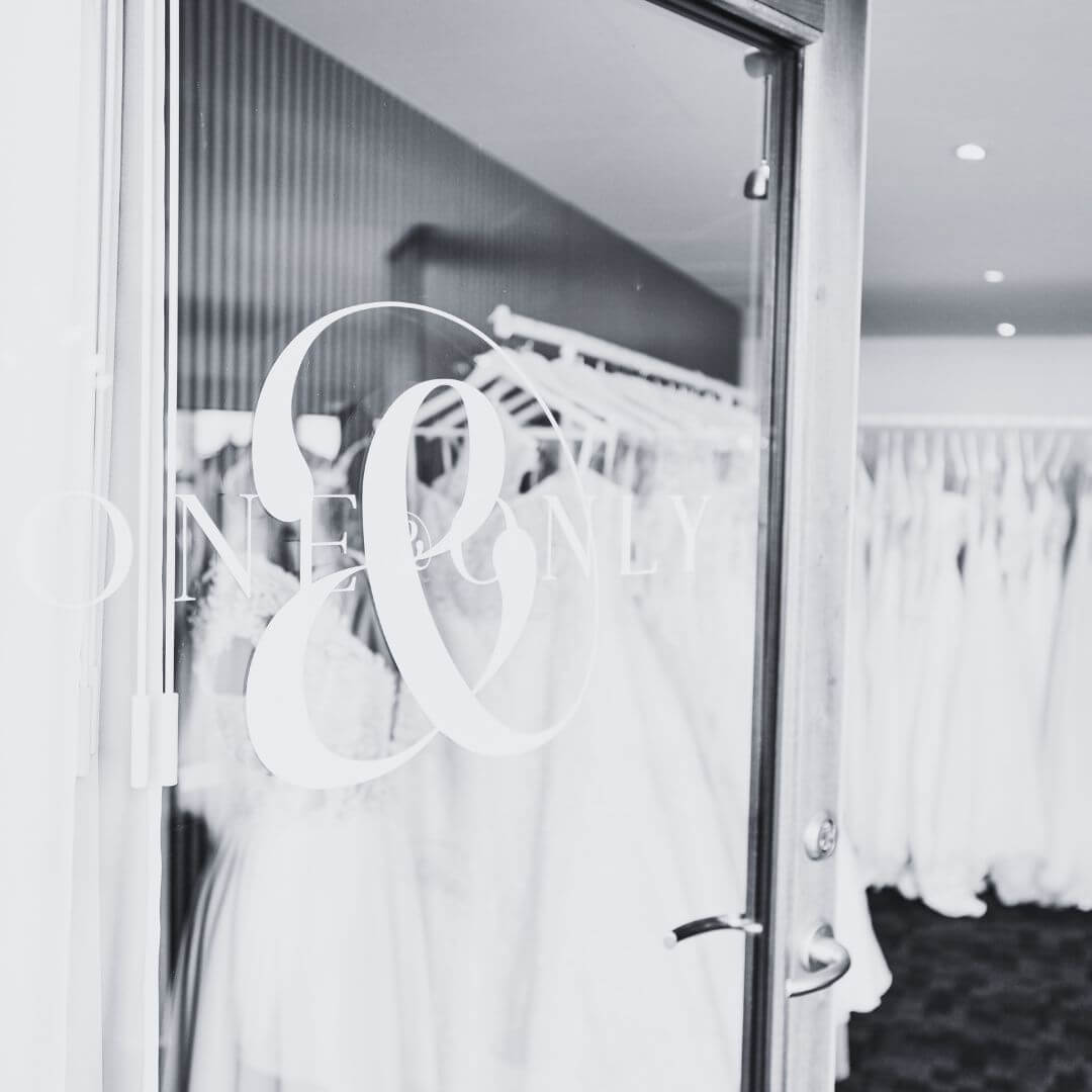 Inspiration til valg af brudekjole hos One & Only – detaljer, materialer og stemning fra butikken i Allerød.