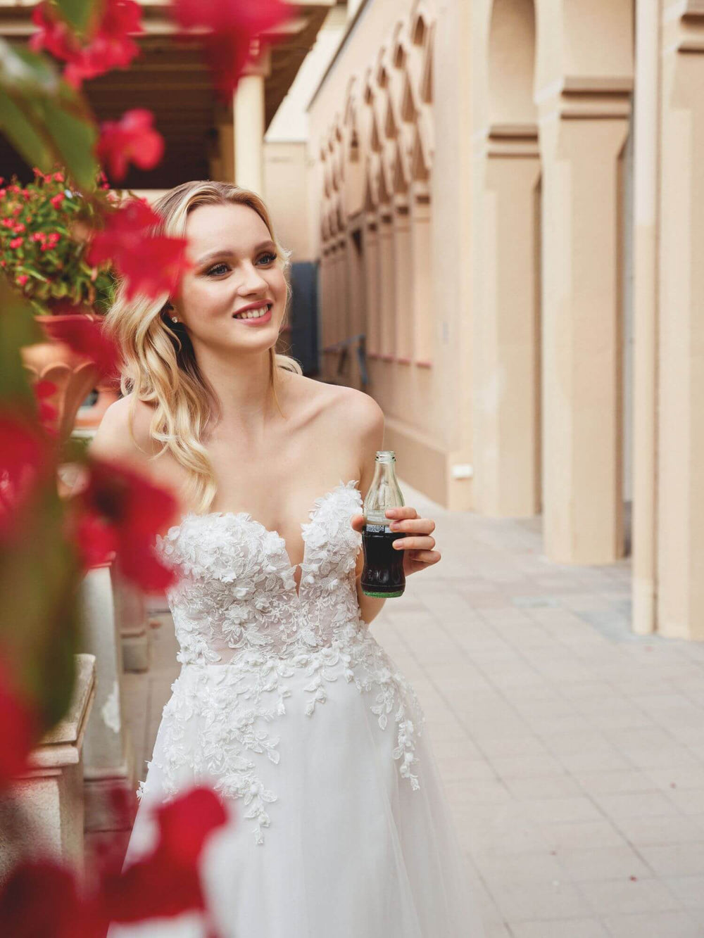 Romantisk stropløs A-line brudekjole i let tyl med sweetheart-udskæring – brudekjoler Sjælland fra One & Only Allerød