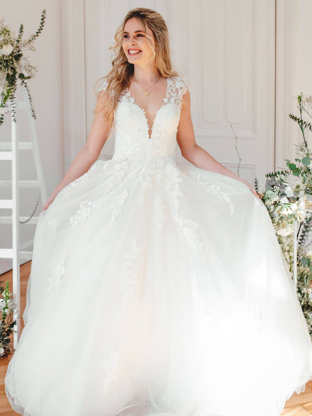 Brudekjole Sanna Lindström Willow SL1008 – A-line brudekjole i blonde og tyl med glitterdetaljer og små ærmer forfra